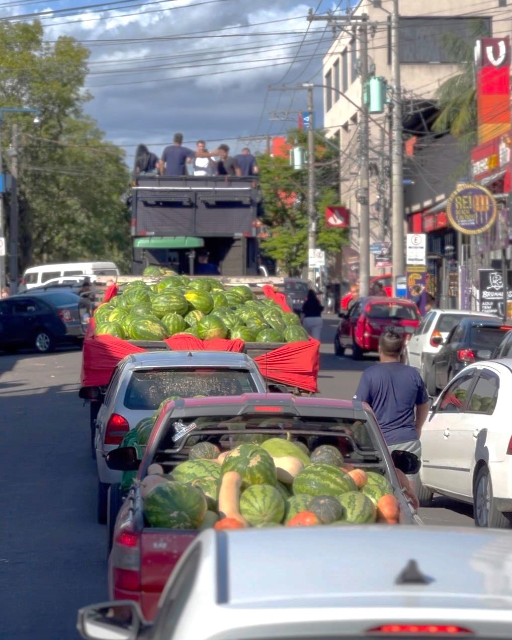 GALERIA DE FOTOS: desfile de abertura da Festa da Melancia de Parobé