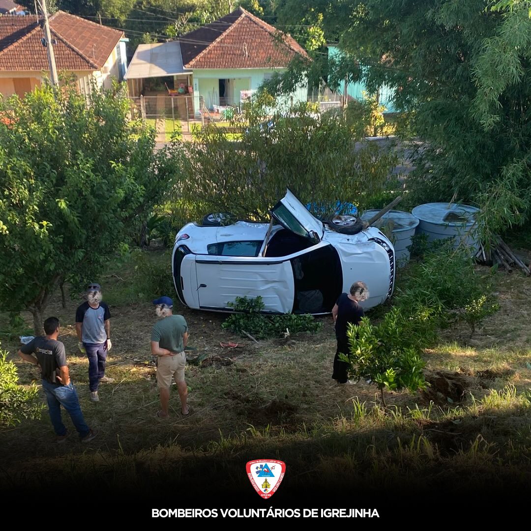 Colisão entre carro e caminhão é registrada na ERS-115, em Igrejinha