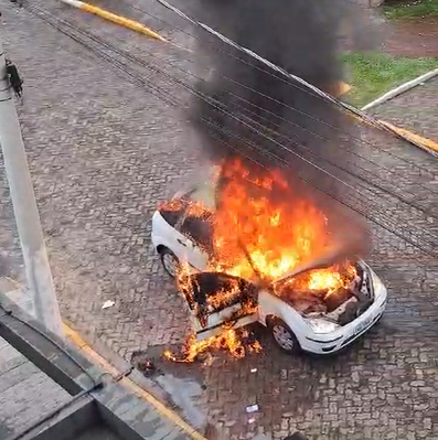 Carro pega fogo próximo ao Parcão, em Taquara