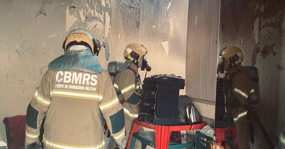 Incêndio atinge residência na avenida Sebastião Amoretti, em Taquara