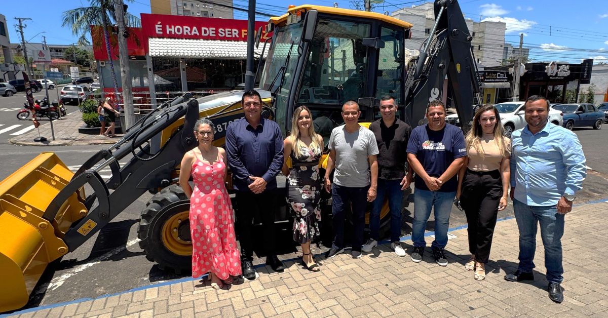 Secretário Carlos Gomes entrega retroescavadeira para Parobé durante evento local