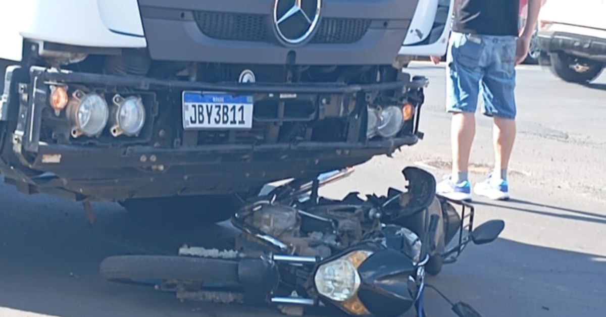 Caminhão colide com motociclista em cruzamento em Rolante