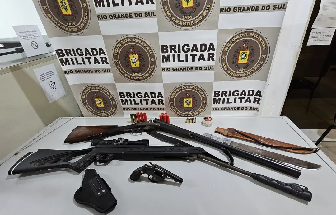 Brigada Militar recolhe armas durante atendimento a ocorrência em Parobé