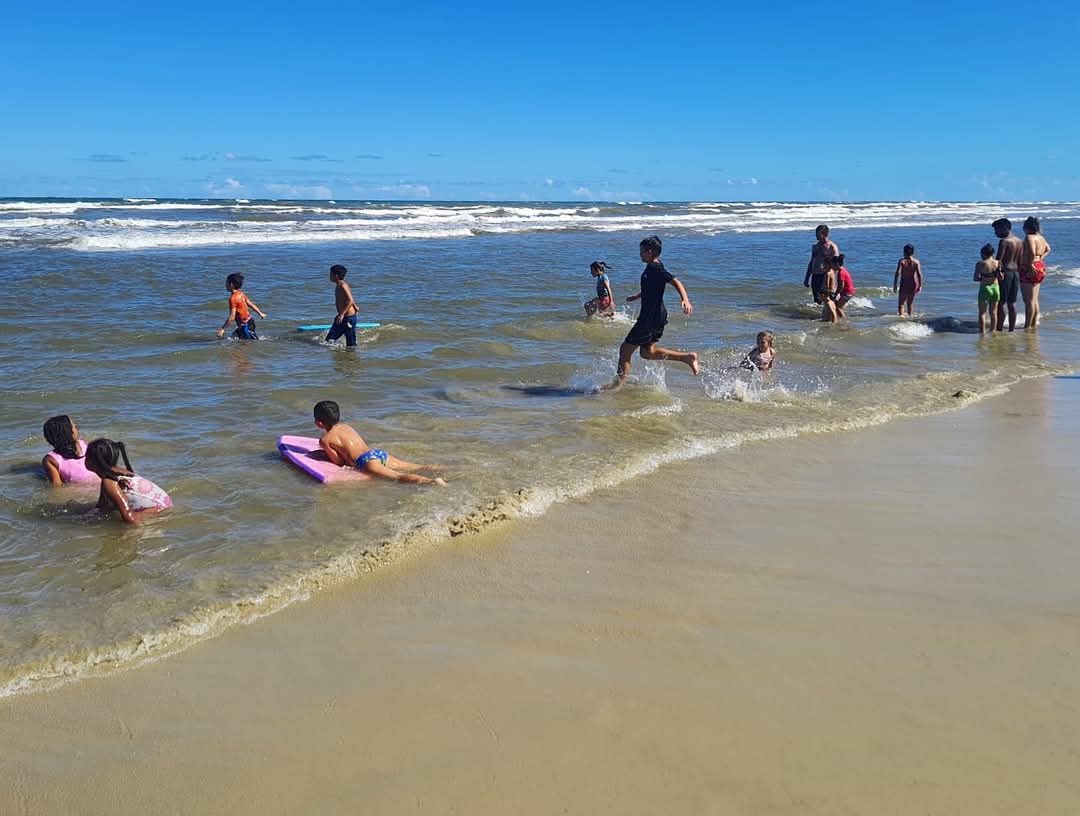 Lar Padilha proporciona primeira experiência na praia para crianças acolhidas