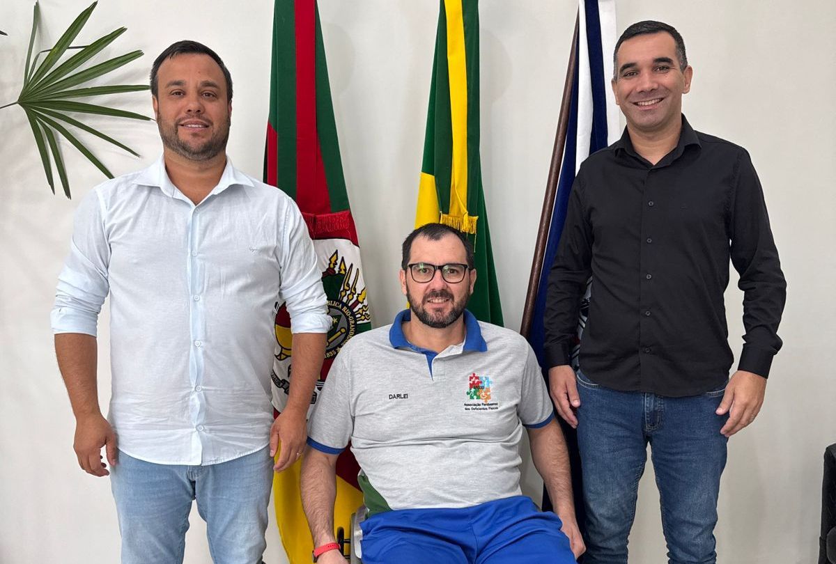 Prefeito recebe presidente da Associação Parobeense dos Deficientes Físicos