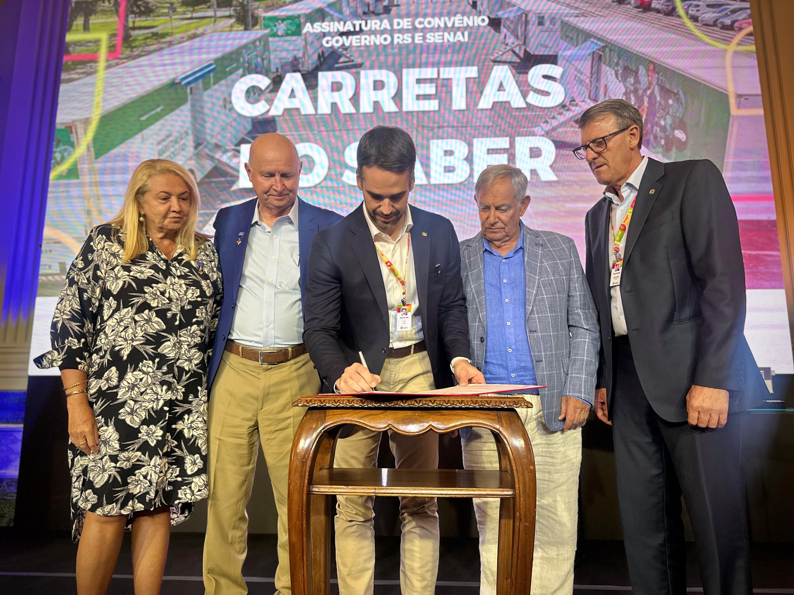 Secretário de Igrejinha participa de assinatura do programa Carretas do Saber no Palácio Piratini