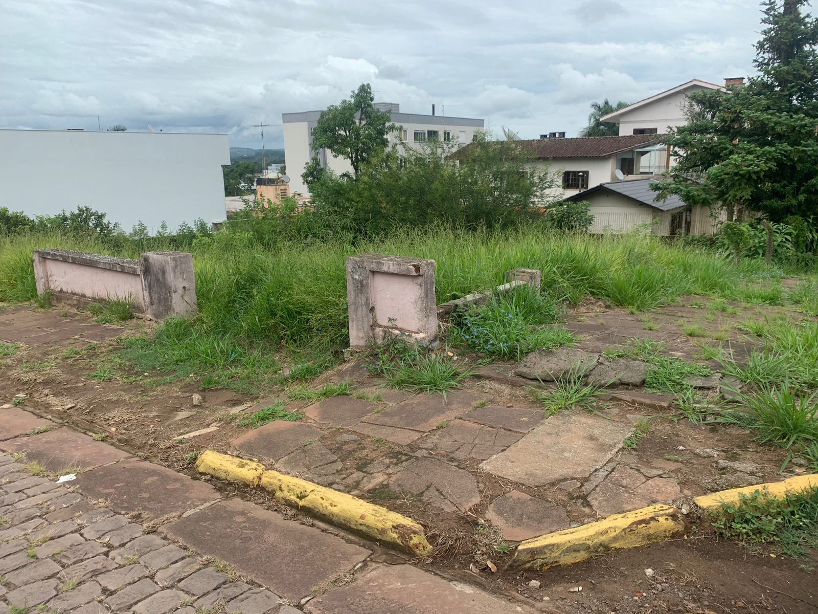 Terrenos baldios agravam problema de calçadas mal conservadas em Taquara