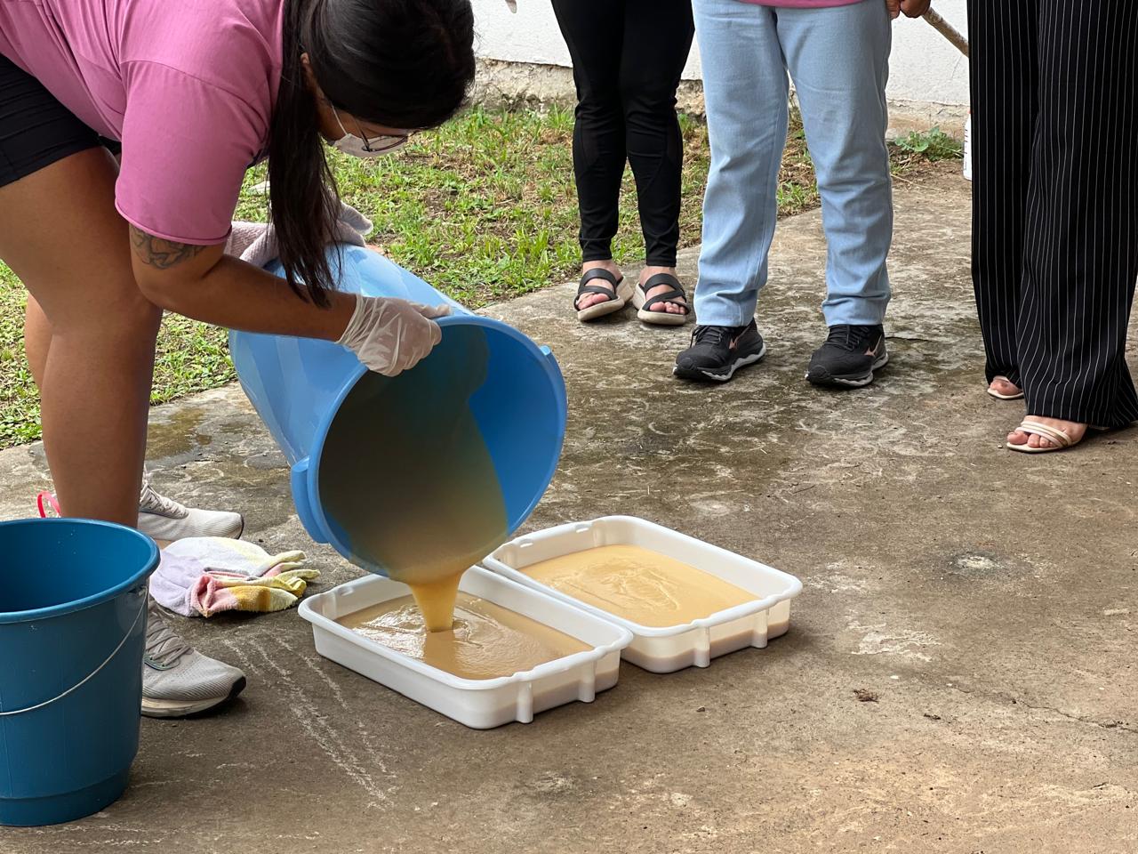 Projeto em Parobé incentiva a reciclagem de óleo de cozinha para produção de sabão caseiro