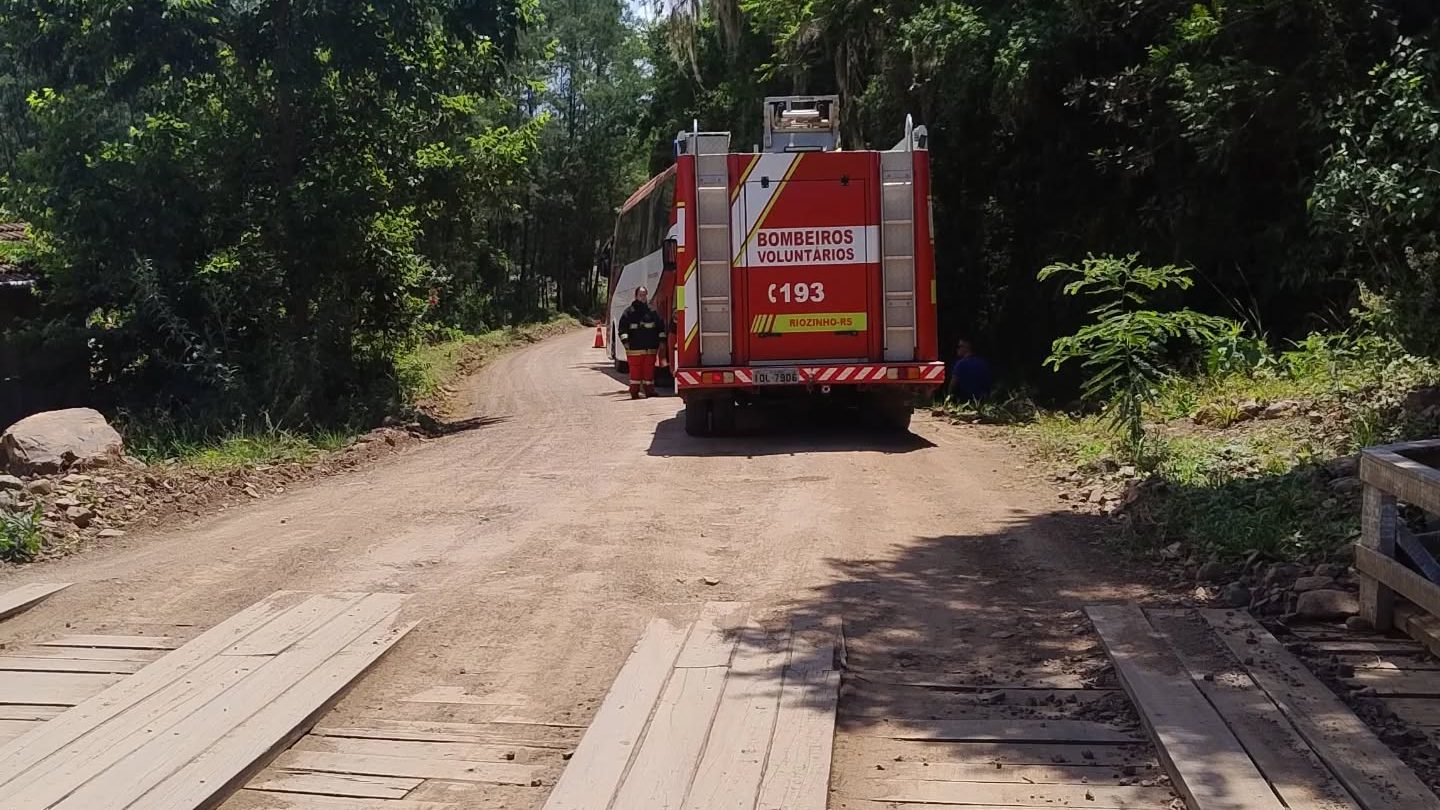 Ônibus de turismo tomba em Riozinho