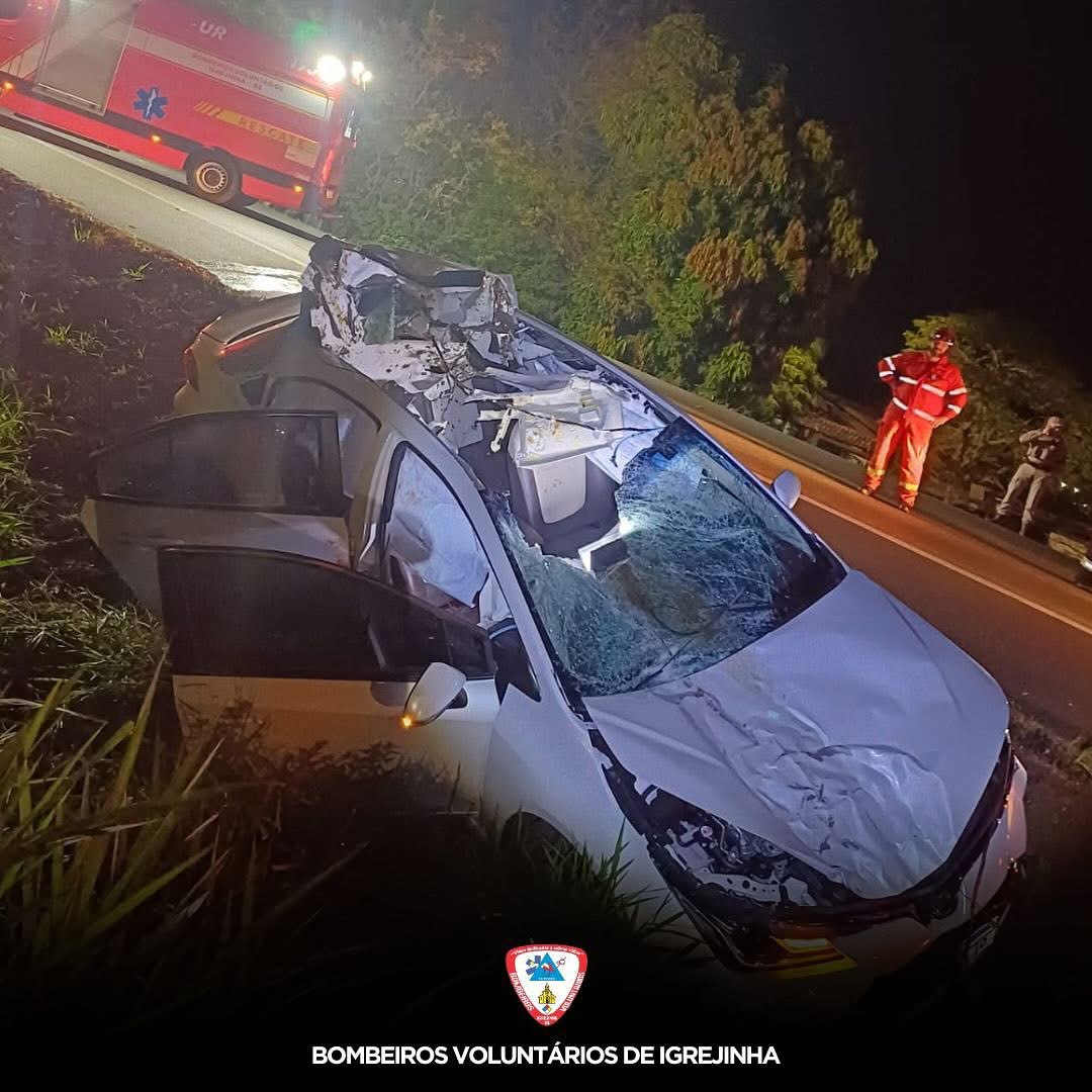 Mulher morre após carro colidir com cavalo na ERS-115, em Igrejinha