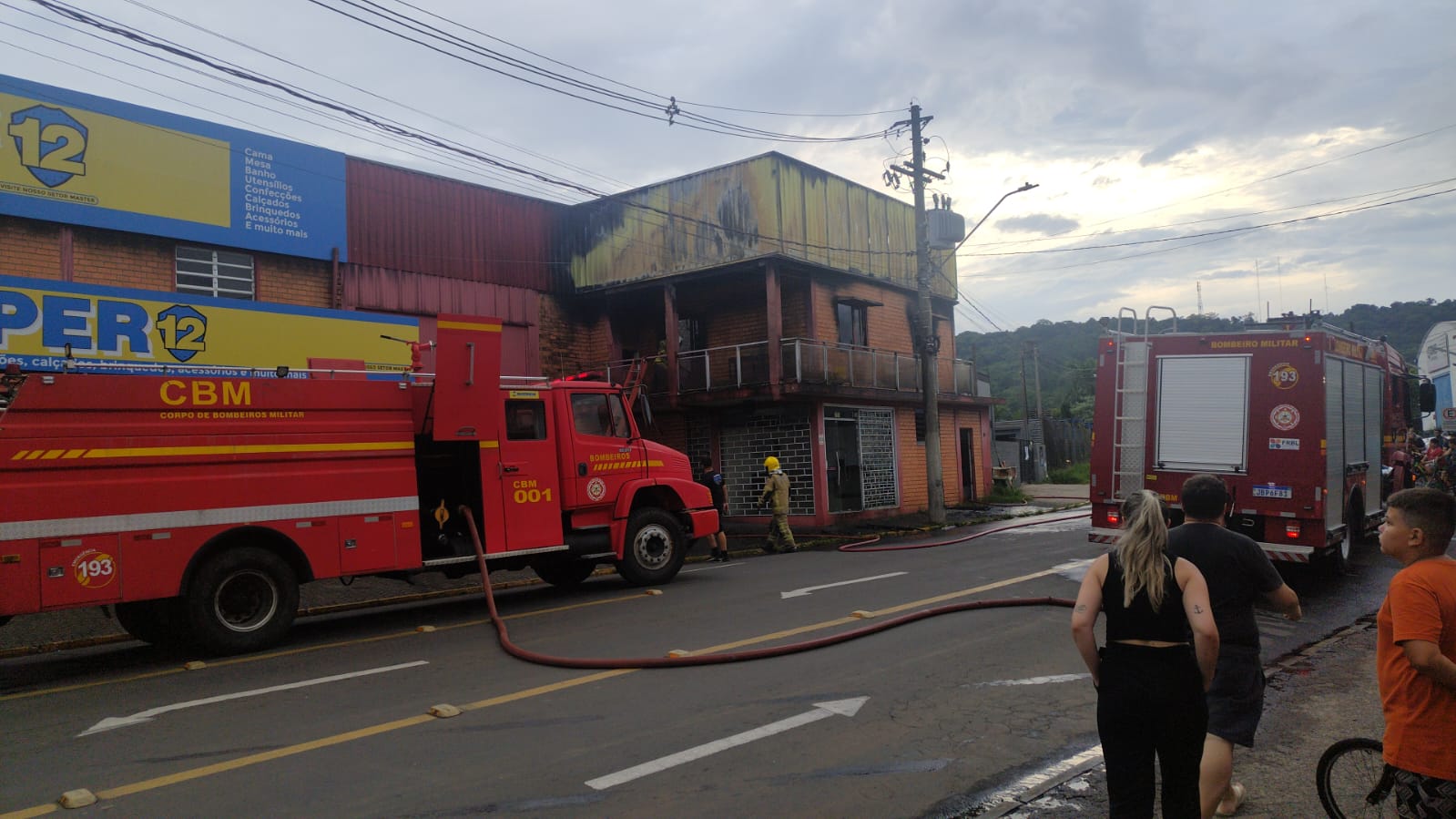 Incêndio atinge prédio comercial e residencial em Parobé