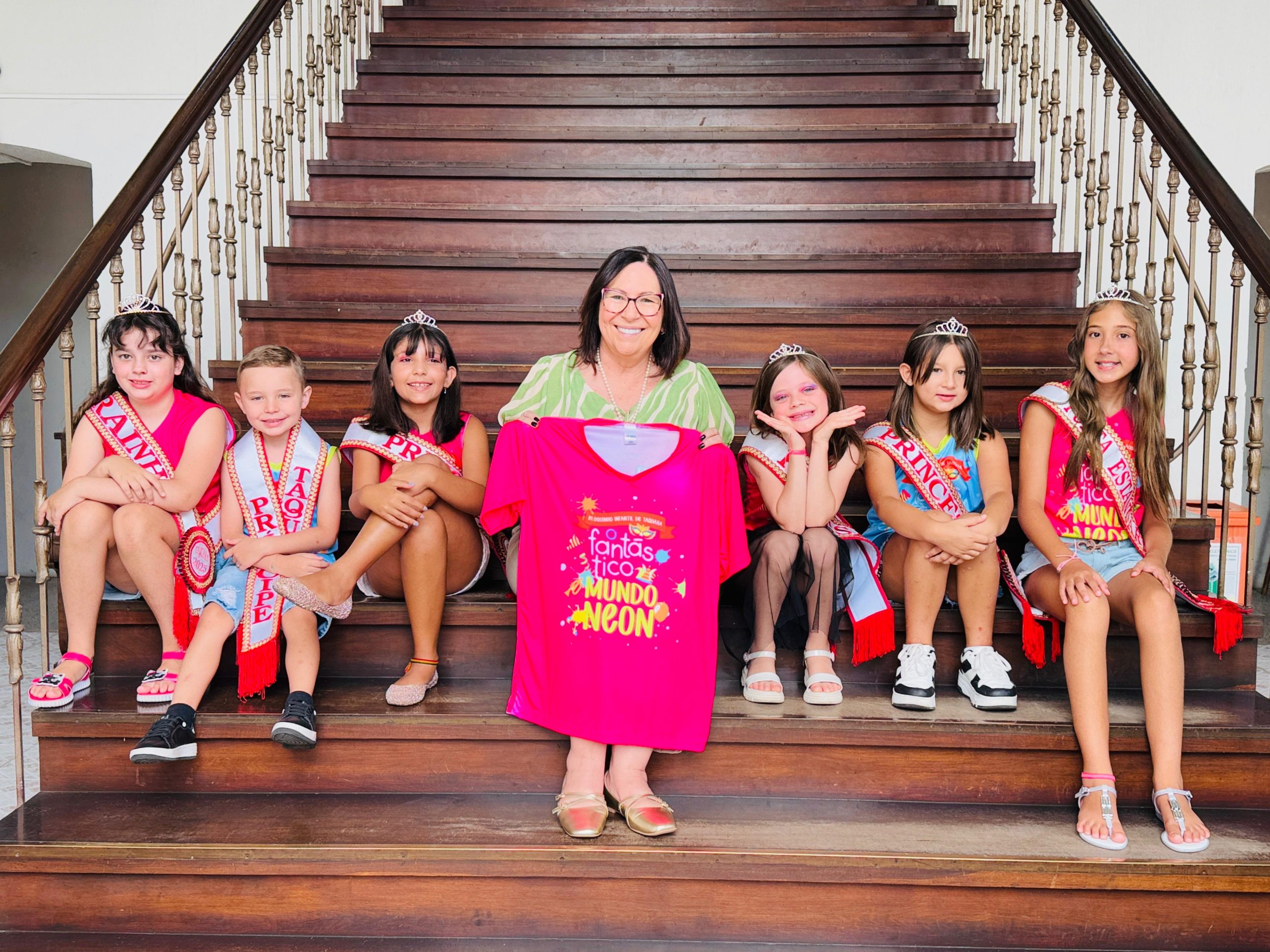 Corte do Bloquinho Infantil de Taquara entrega convite para prefeita Sirlei