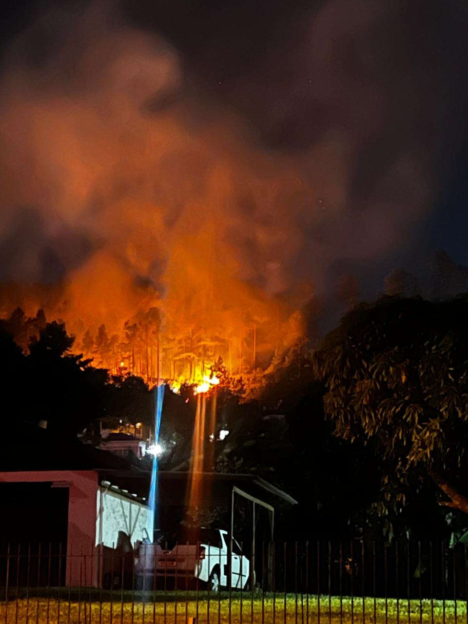 Bombeiros combatem incêndio em mata no loteamento Farias, em Rolante