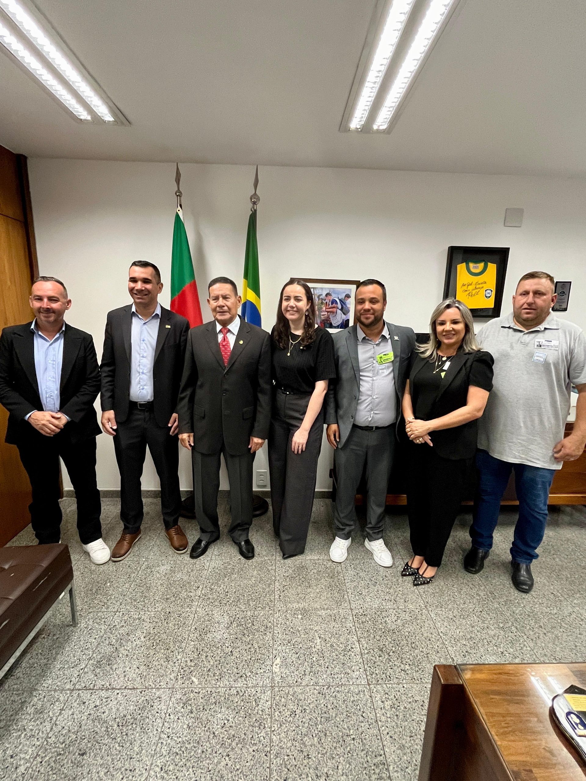Senador Hamilton Mourão recebe comitiva de Parobé em Brasília