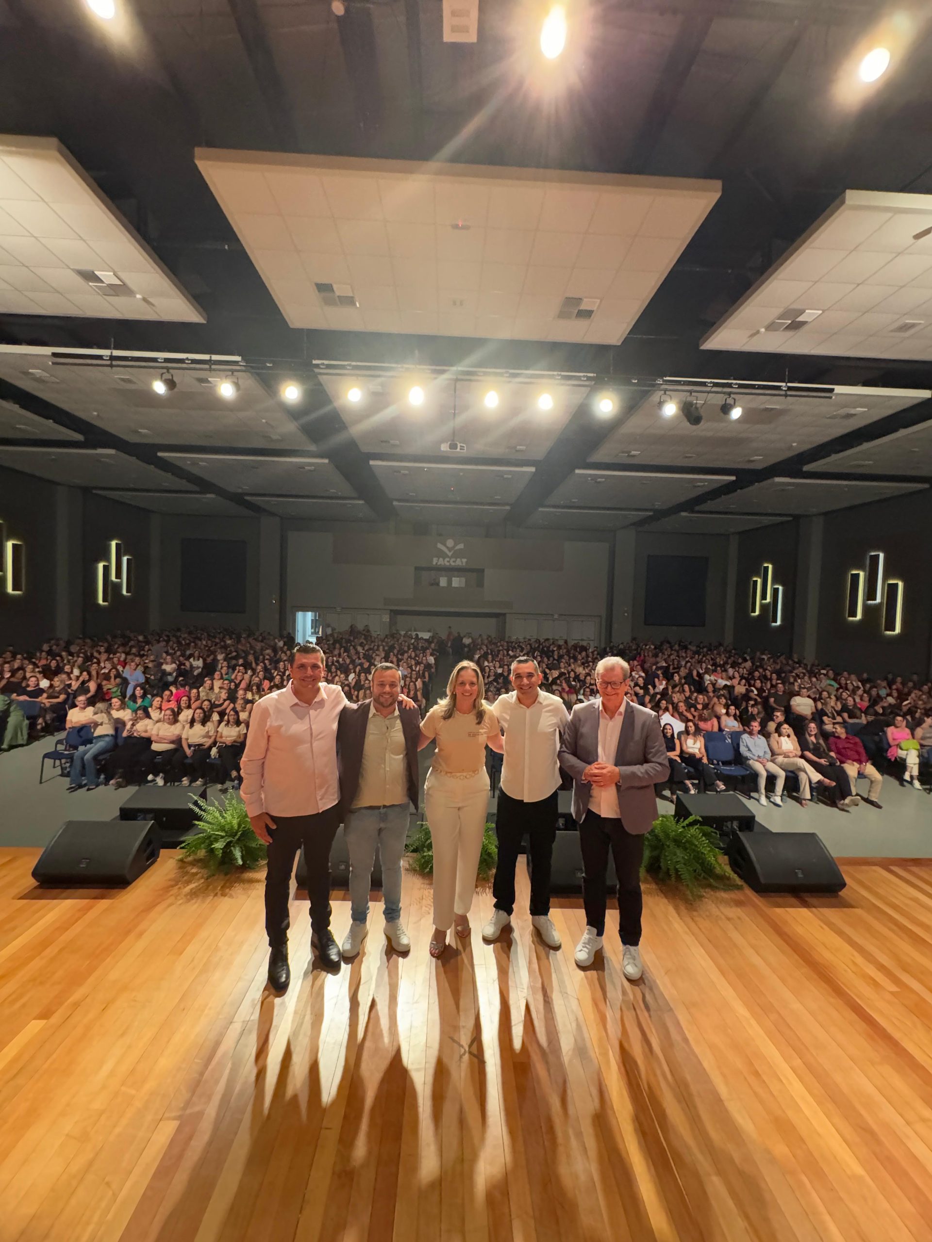 Abertura do ano letivo de Parobé lota teatro da Faccat e diverte educadores