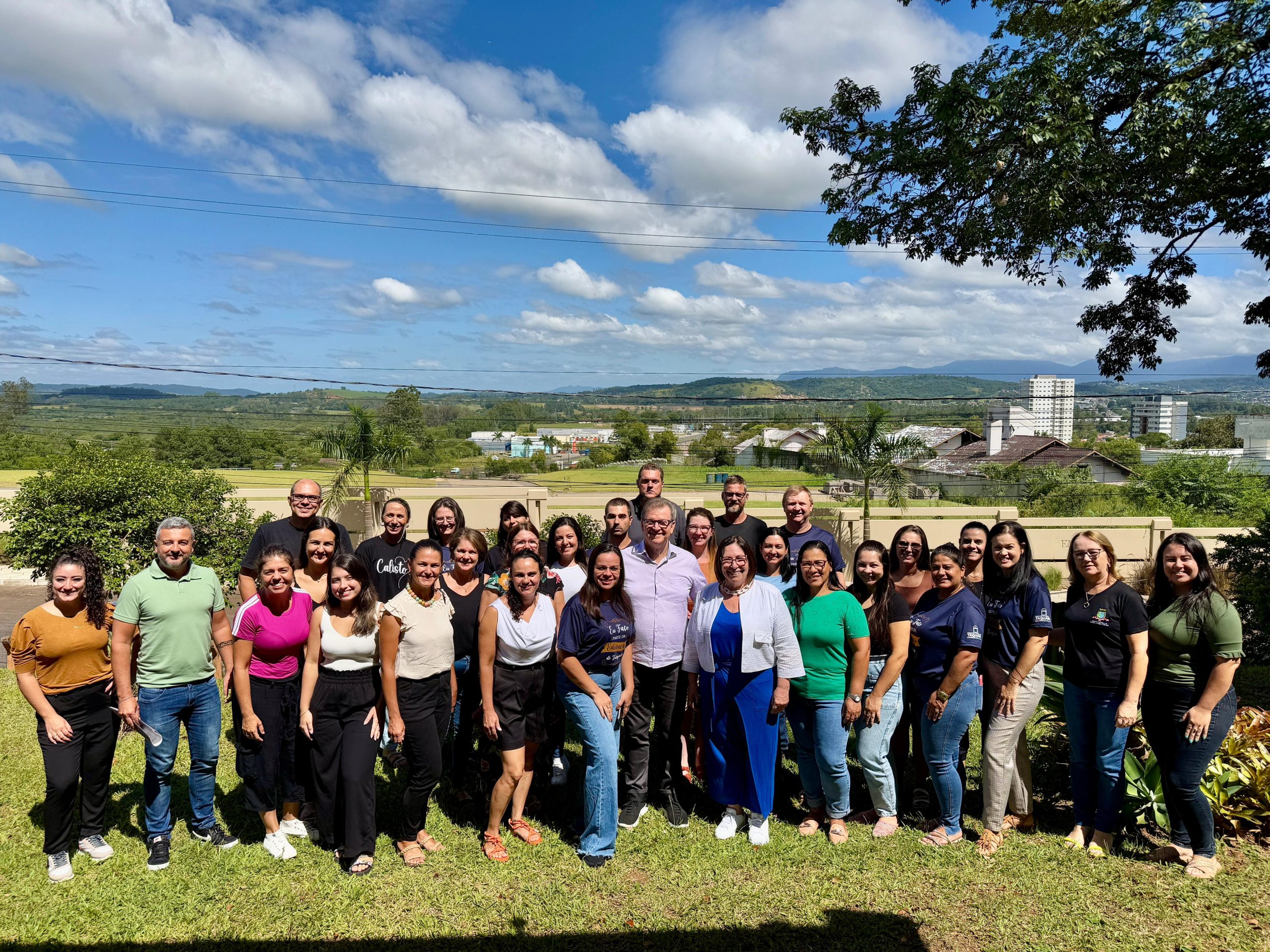 Sirlei e Delmar dão posse a 45 profissionais concursados para Secretaria de Educação