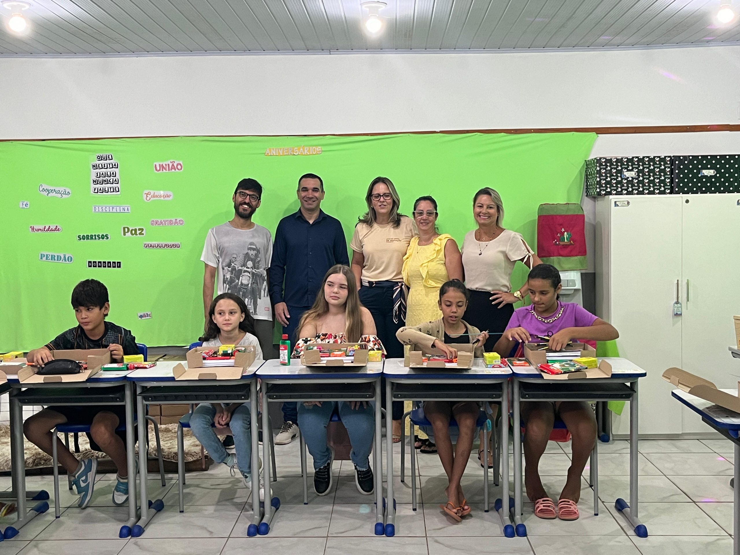 Ano letivo começa em Parobé com entrega de kits escolares
