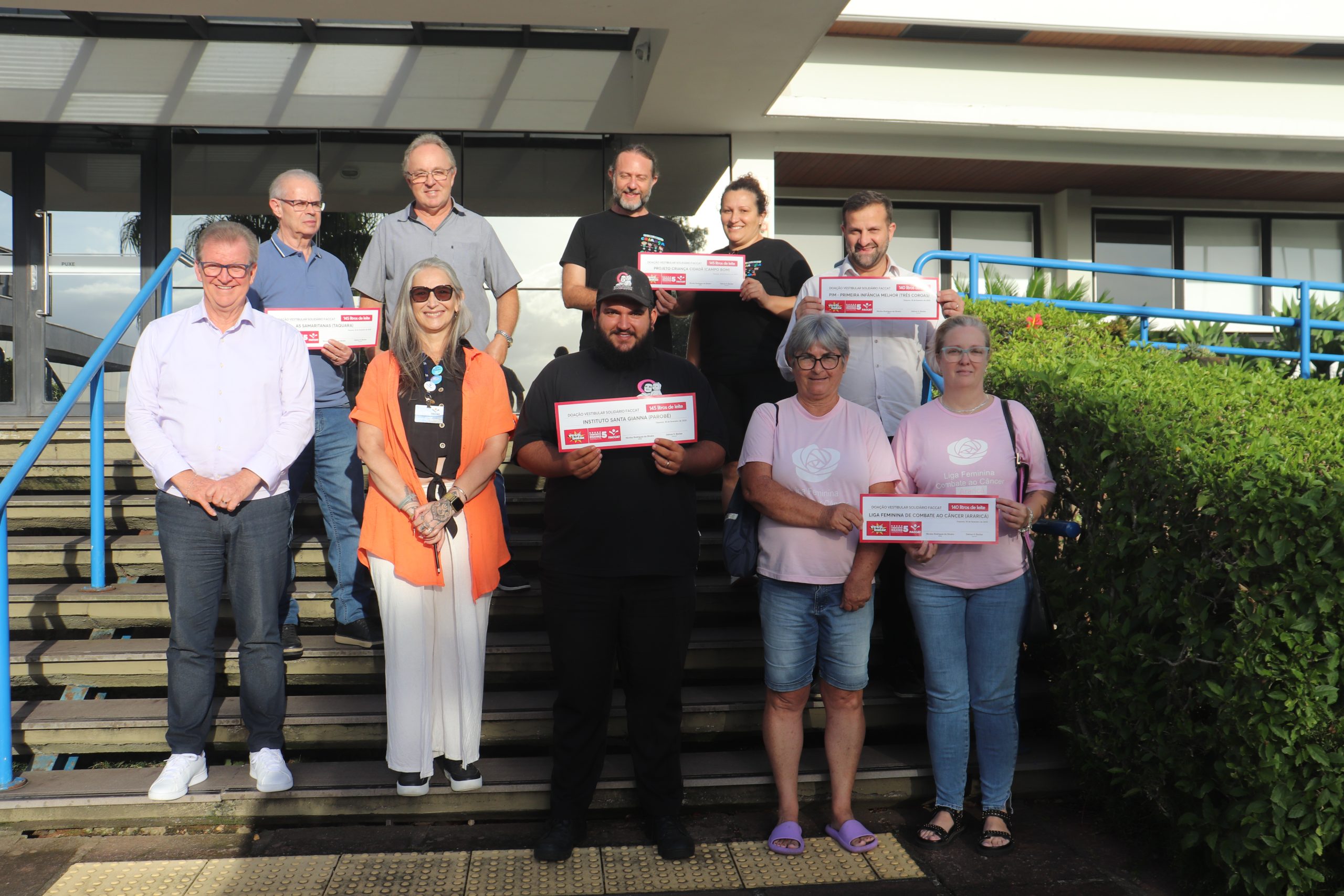 Faccat realiza entrega de leite arrecadado durante Vestibular para ajudar crianças e idosos