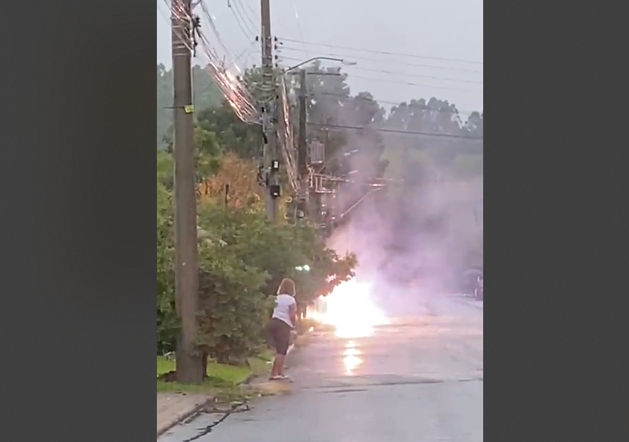 Raio atinge poste e provoca incêndio em Taquara durante temporal