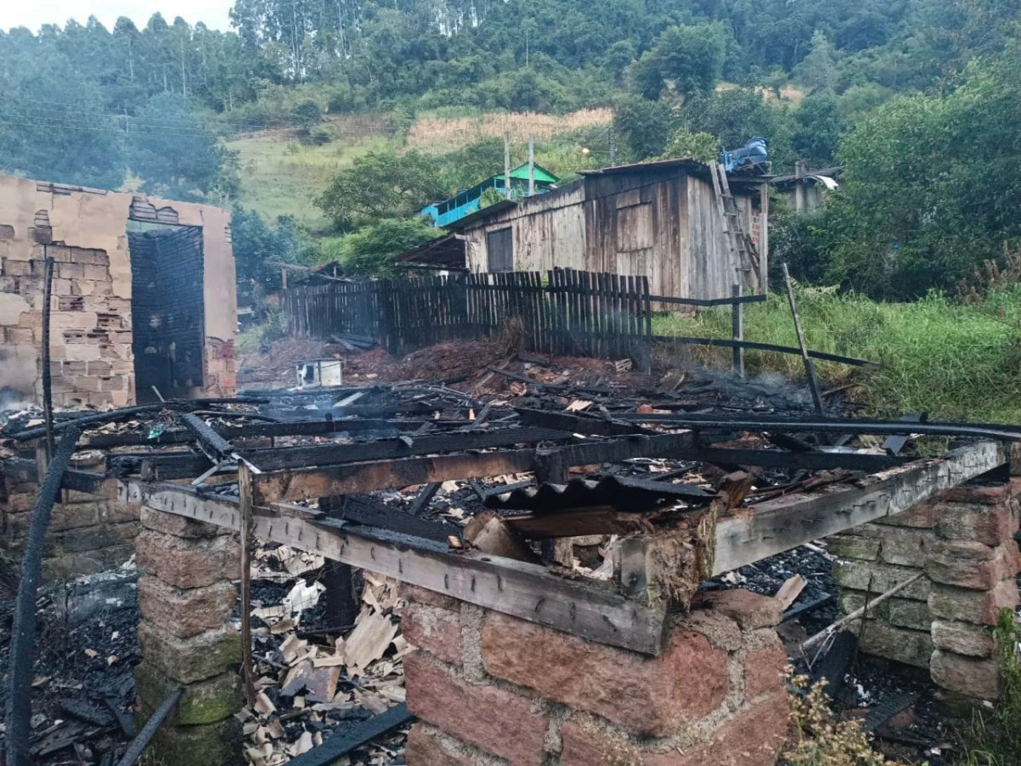 Casa é incendiada após morador ser assassinado a tiros em Rolante