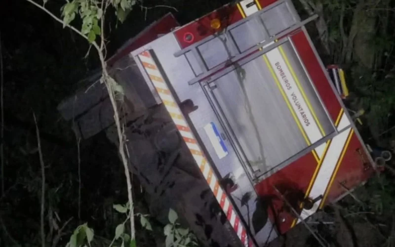 Caminhão dos Bombeiros Voluntários de Três Coroas cai em barranco após falha nos freios