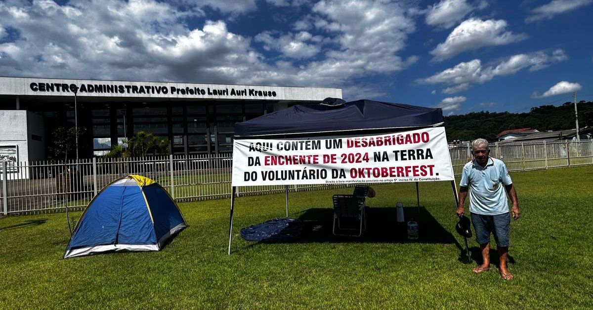 Morador realiza manifestação por moradia em frente à Prefeitura de Igrejinha