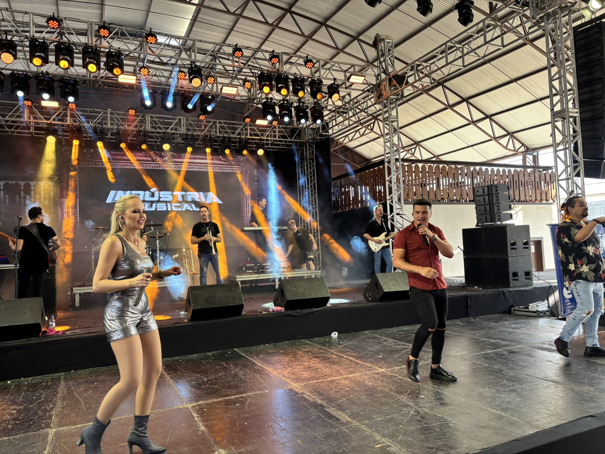 Show da Indústria Musical atrai bom público no encerramento do Festival de Cerveja e Gastronomia de Igrejinha