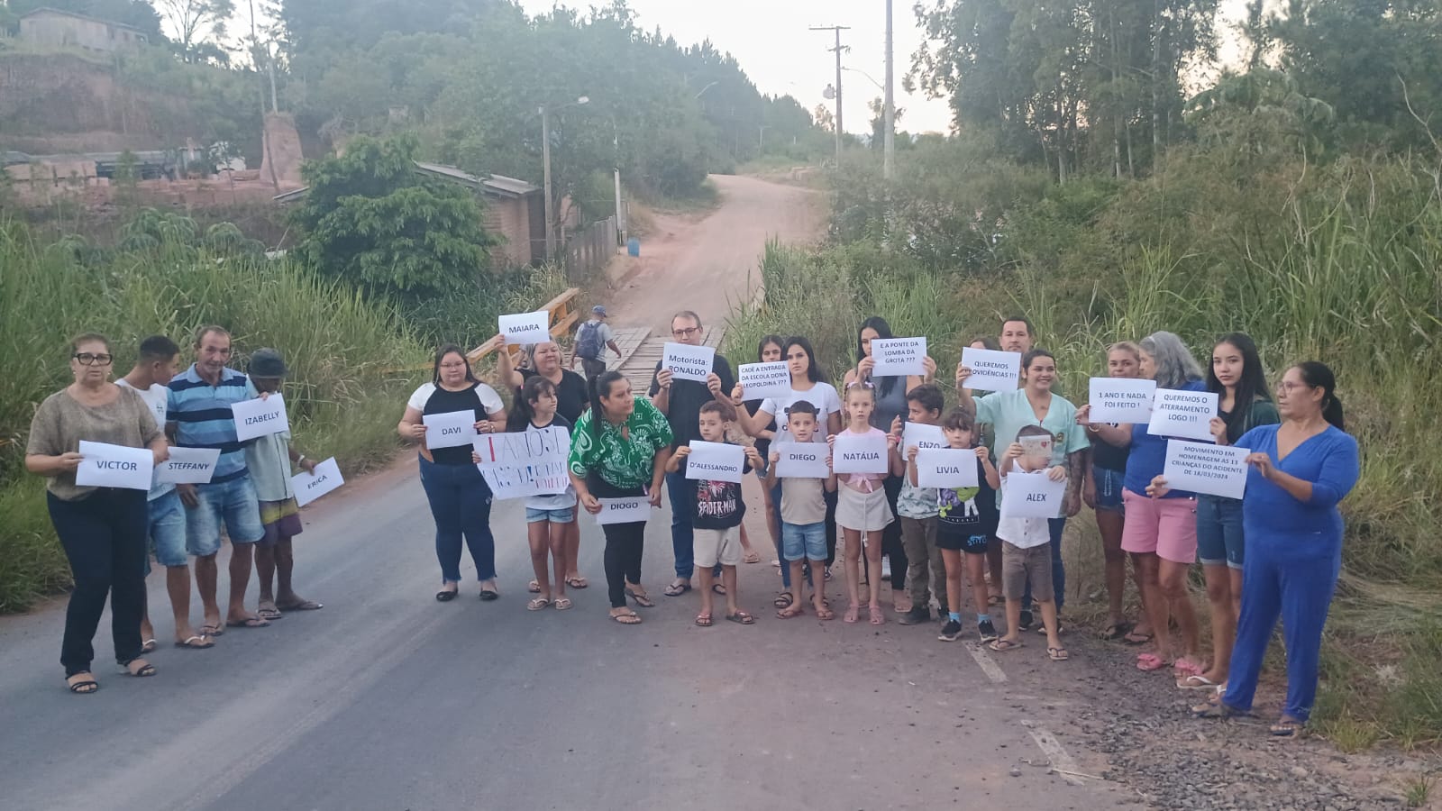 Moradores cobram solução um ano após acidente com van escolar em Taquara; veja o que diz a Prefeitura