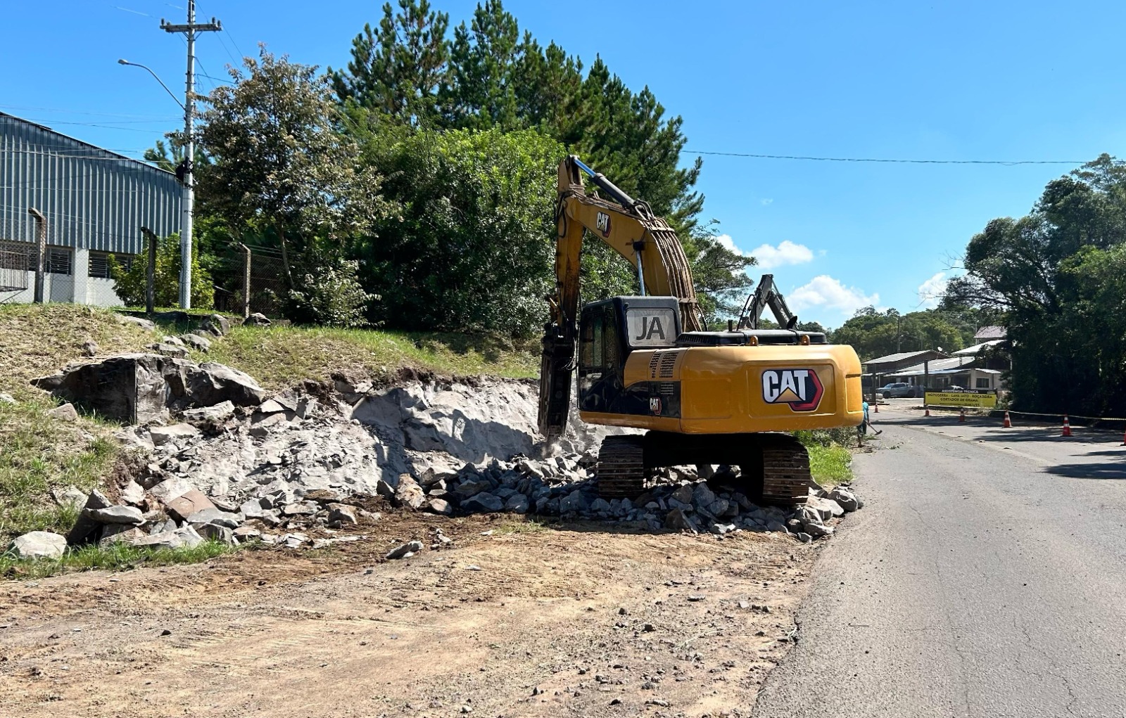 Secretaria de Obras de Taquara inicia remoção de rocha na ERS-020; detonação será realizada por empresa terceirizada