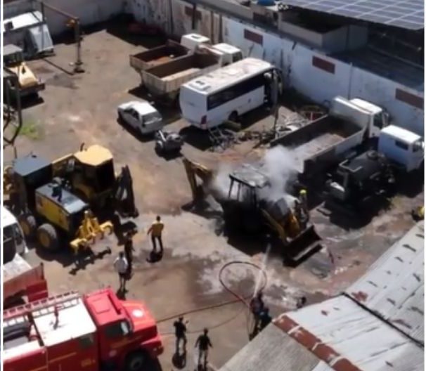 Incêndio destrói retroescavadeira dentro do pátio de Obras de Parobé