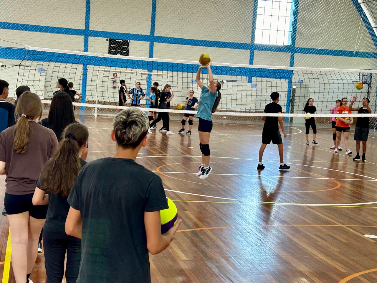 Secretaria de Educação de Taquara desenvolve projeto social de vôlei no contraturno escolar