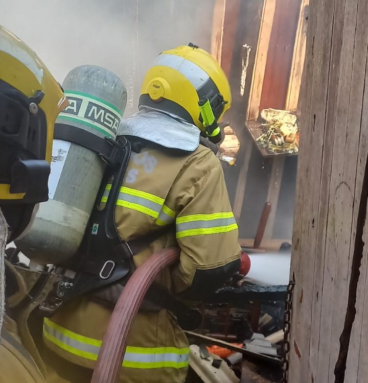 Incêndio atinge galpão em fundos de residência em Taquara