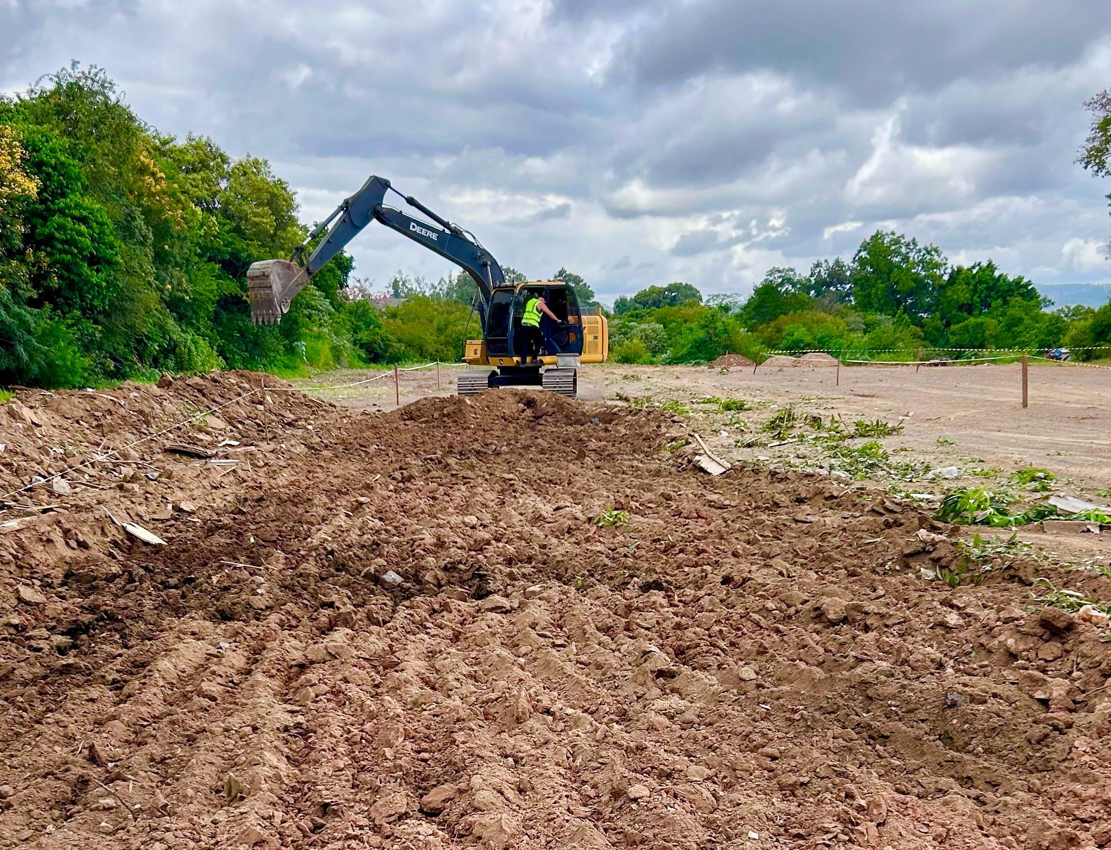 Começam as obras de terraplanagem no terreno onde serão construídas 35 casas em Taquara