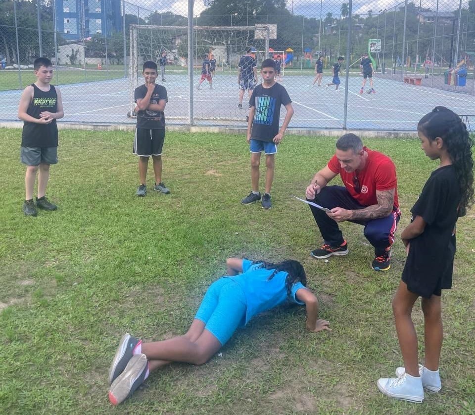 Crianças inscritas no projeto Bombeiro Mirim em Taquara realizam teste de aptidão física