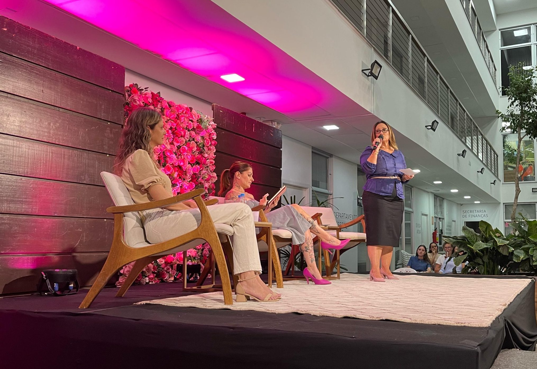 Mulheres de Igrejinha celebram sua data com palestra e bate papo