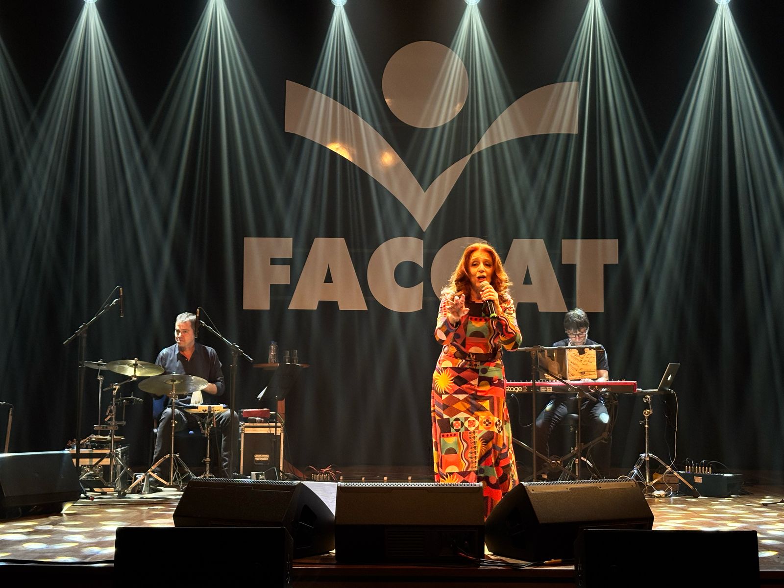 Isabela Fogaça emociona público no Dia da Mulher da Unimed Encosta da Serra