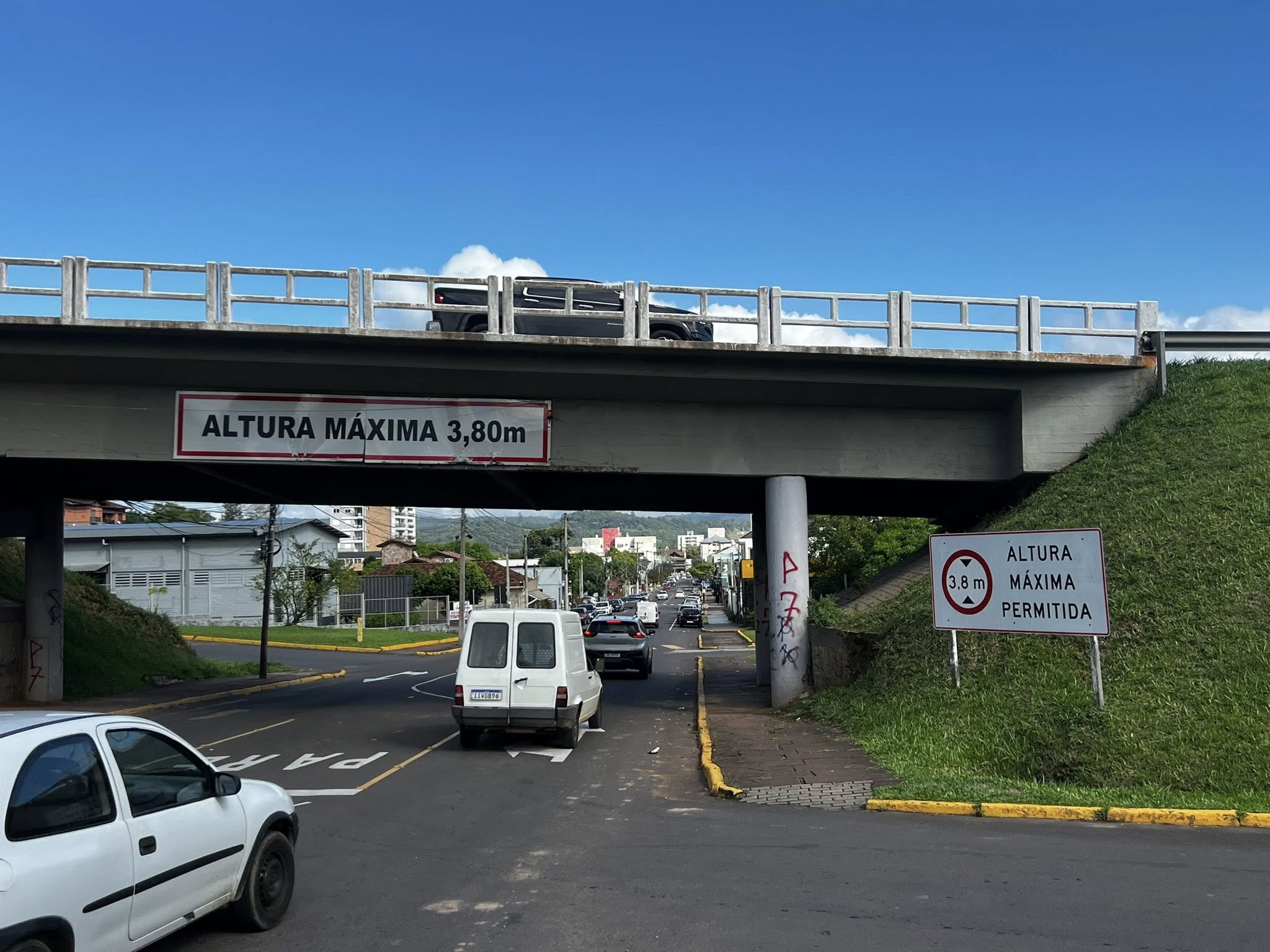 Secretário de Obras de Igrejinha alerta para recorrência de caminhões presos em viaduto da ERS-115