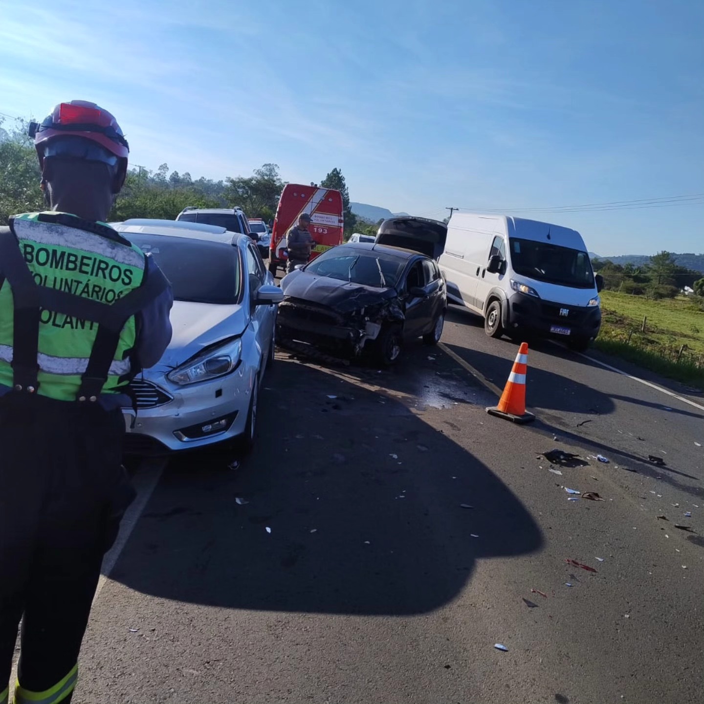 Acidente com três veículos deixa dois feridos na ERS-239