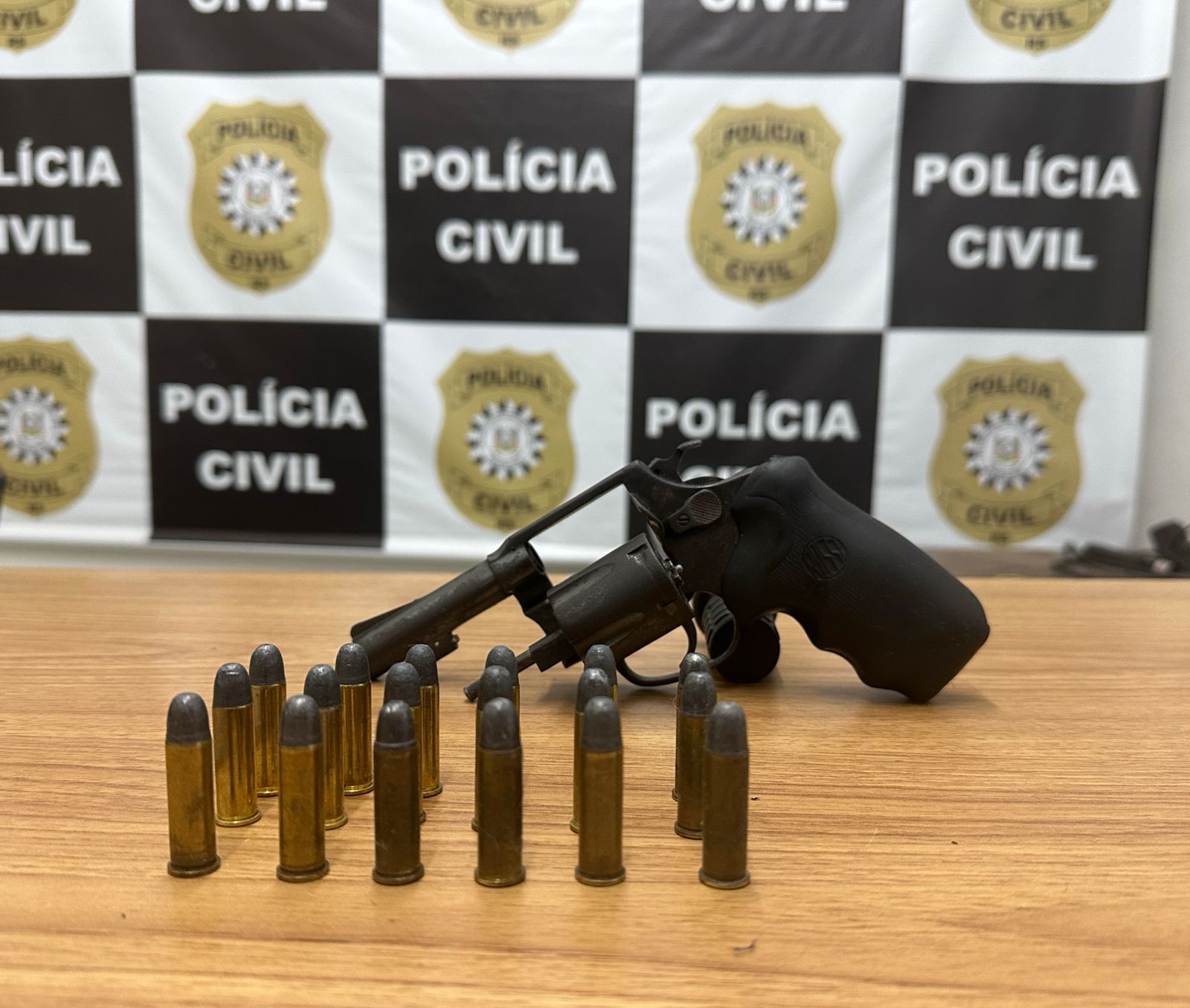 Arma é apreendida durante cumprimento de mandado relacionado a caso de violência doméstica em Taquara