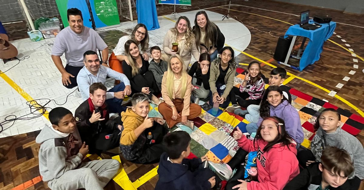 Alunos de Parobé participam de palestra musicada sobre Educação Fiscal