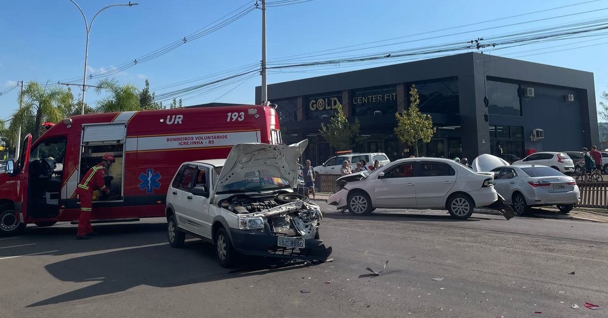 Colisão de trânsito envolve três veículos em Igrejinha