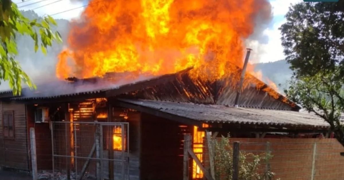 Incêndio destrói residência em Três Coroas