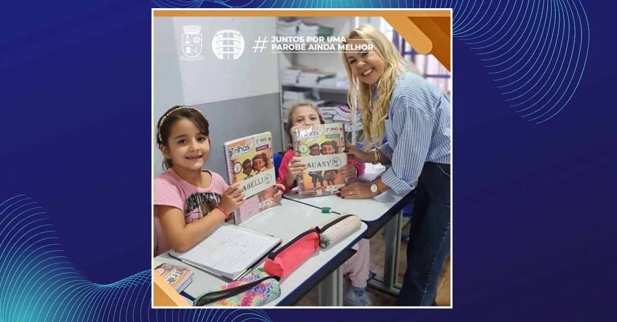 Parobé distribui material didático complementar a alunos do 1º e 2º ano