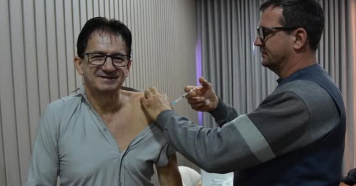 Prefeito de Riozinho é vacinado contra a gripe e reforça importância da imunização