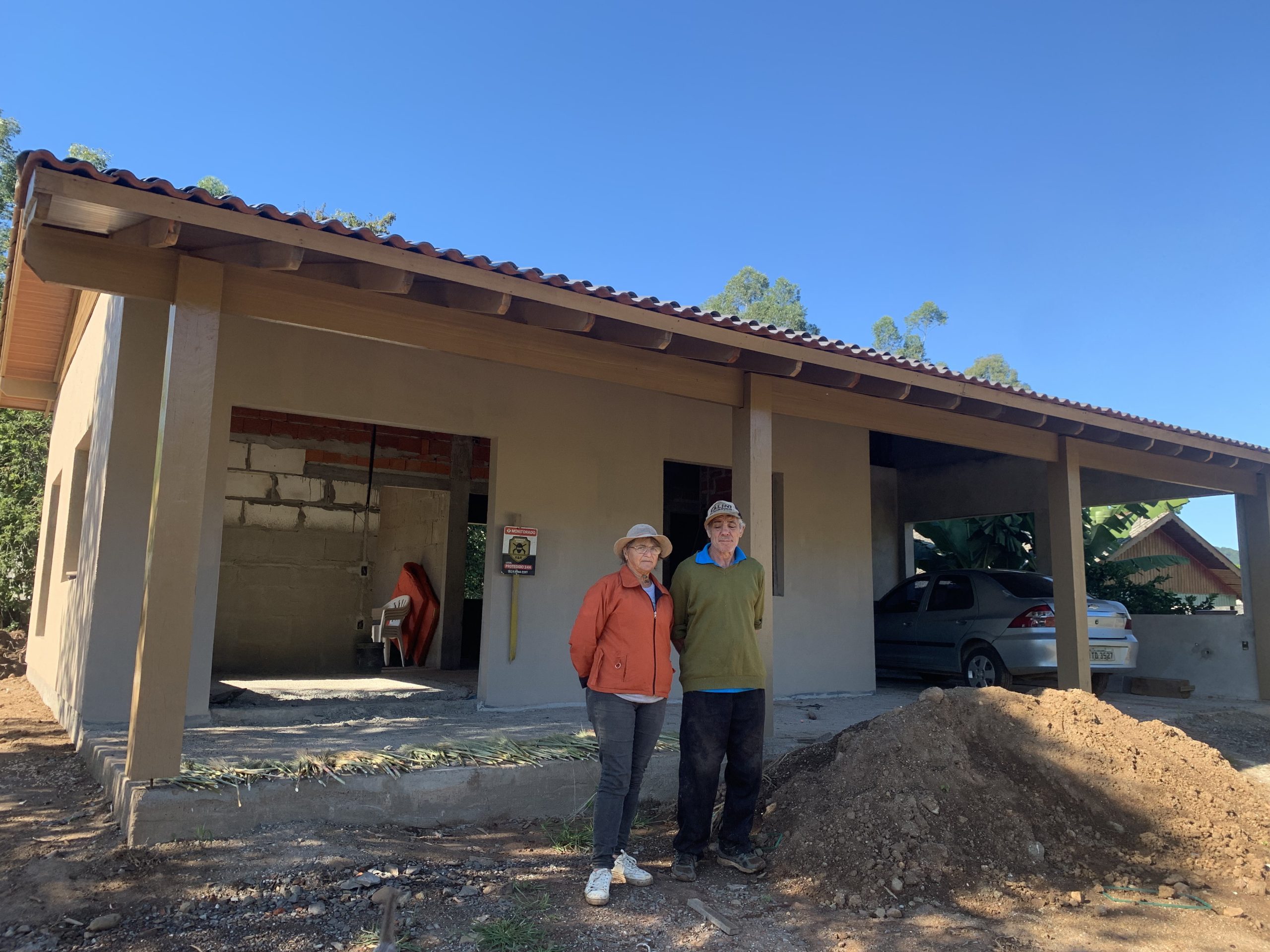 Um ano após a enchente, casal de agricultores de Três Coroas ainda reconstrói o que a água levou