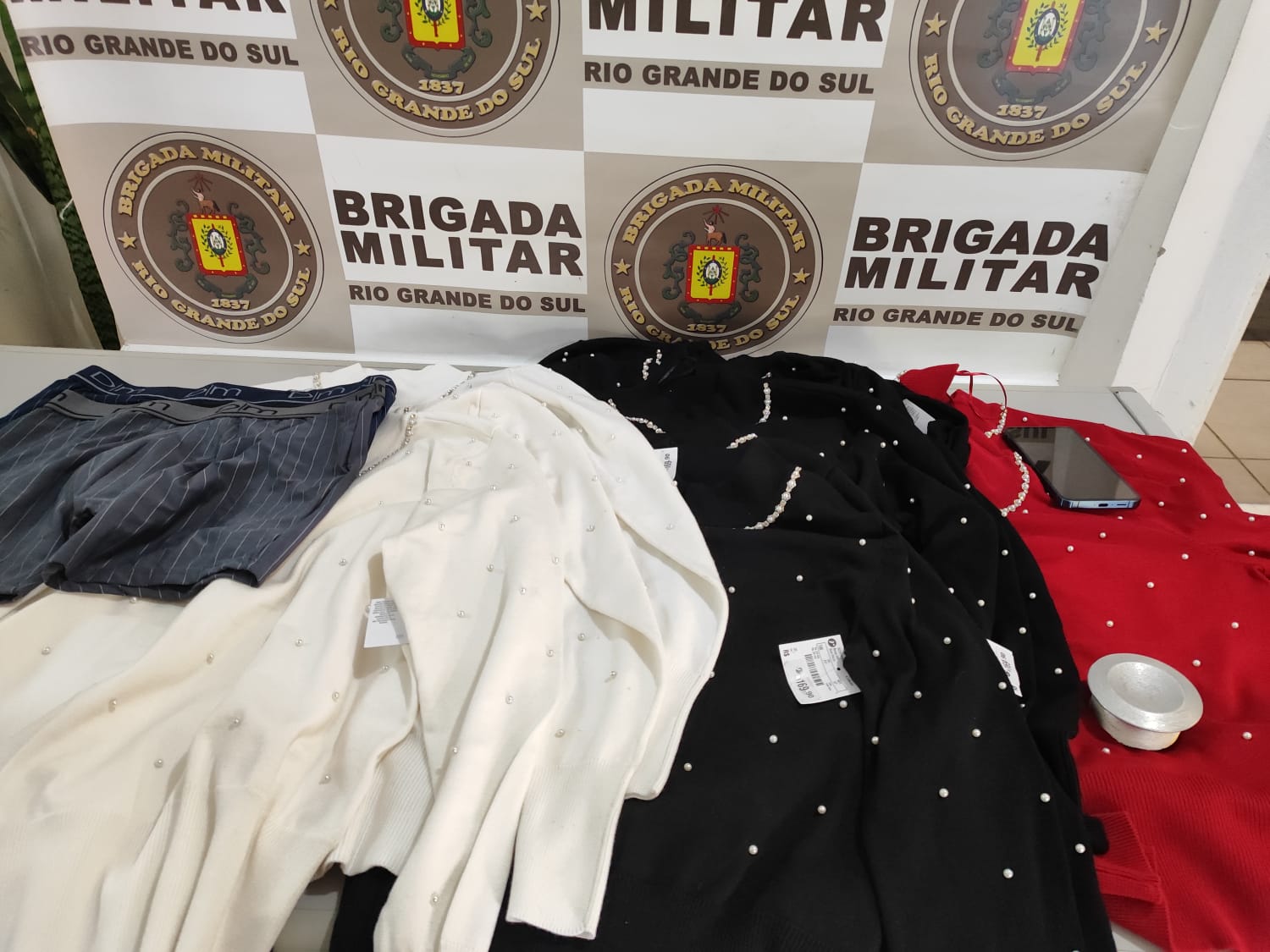 Brigada Militar prende mulheres por furto de blusões e cuecas em Taquara