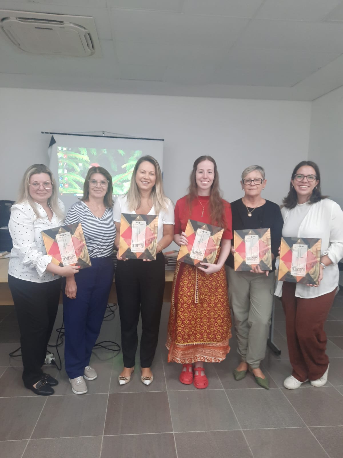 Livro da Oktoberfest de Igrejinha é doado para escolas de Igrejinha