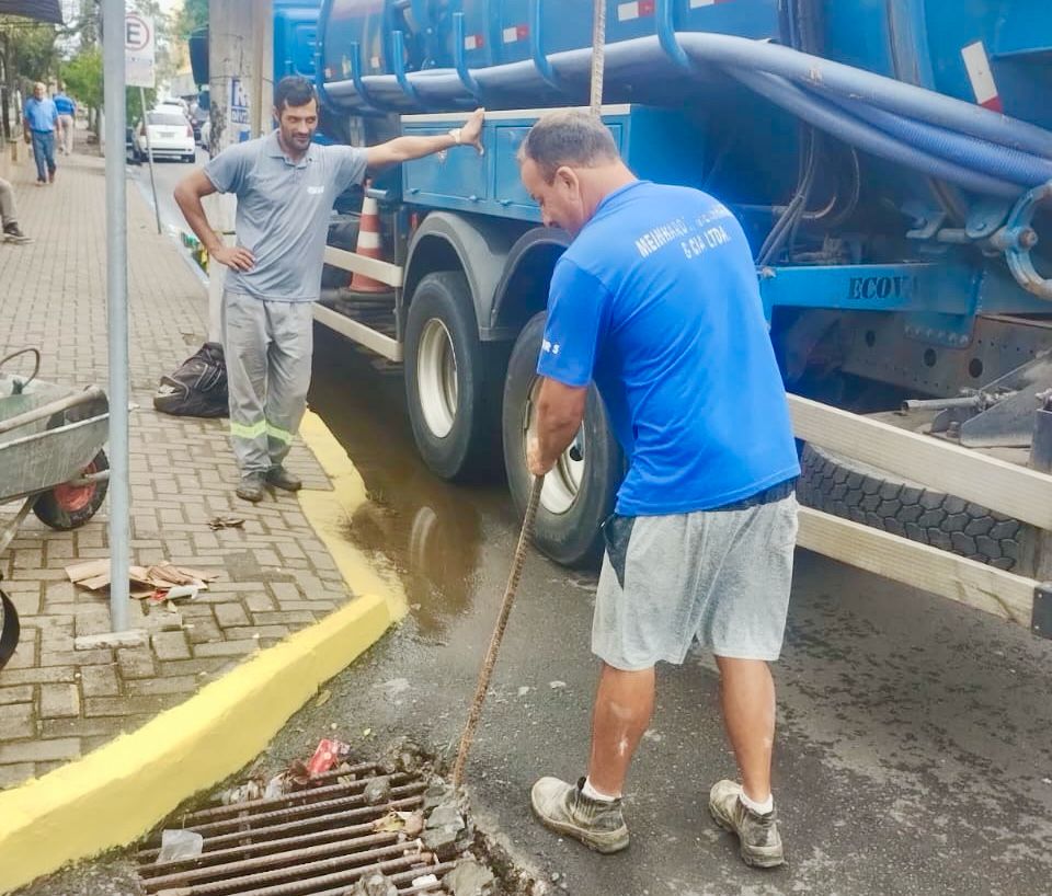 Trabalho de hidrojateamento na região central de Taquara visa limpeza de bueiros e tubulação