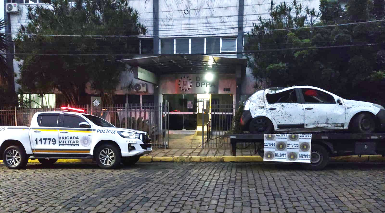 Ladrões usam carro para arrombar loja e furtar celulares e notebooks no centro de Taquara