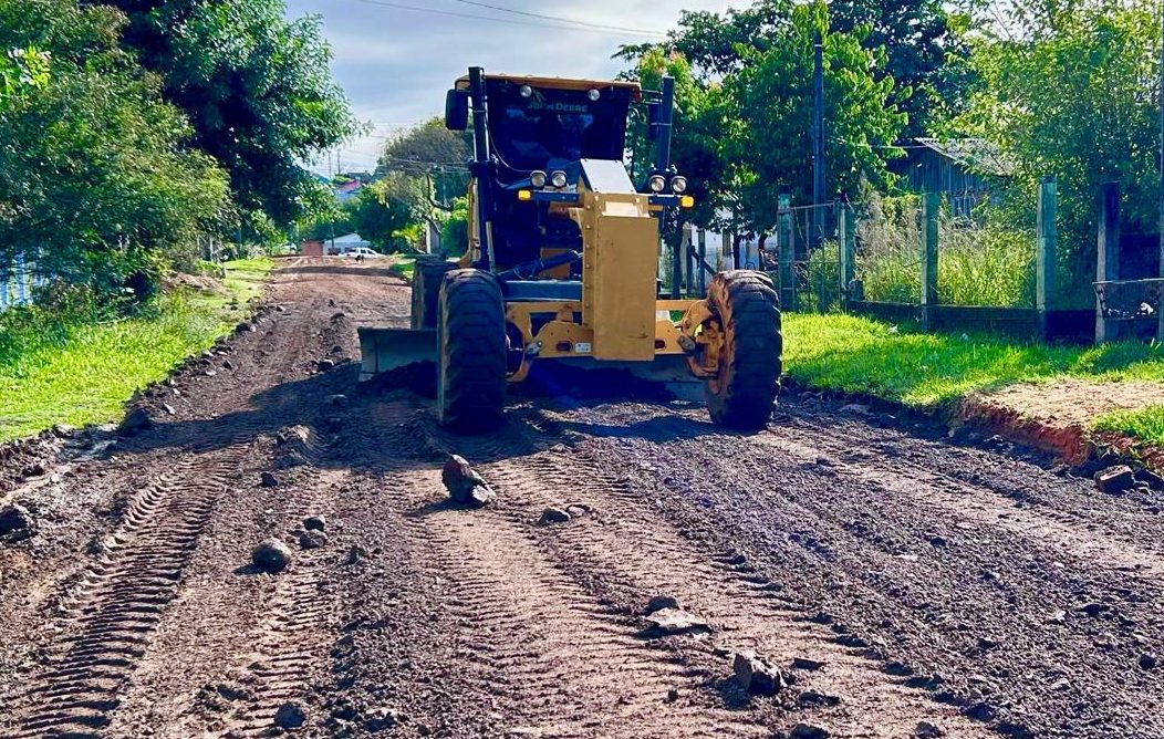 Secretaria de Obras de Taquara realiza manutenção de vias no bairro Empresa